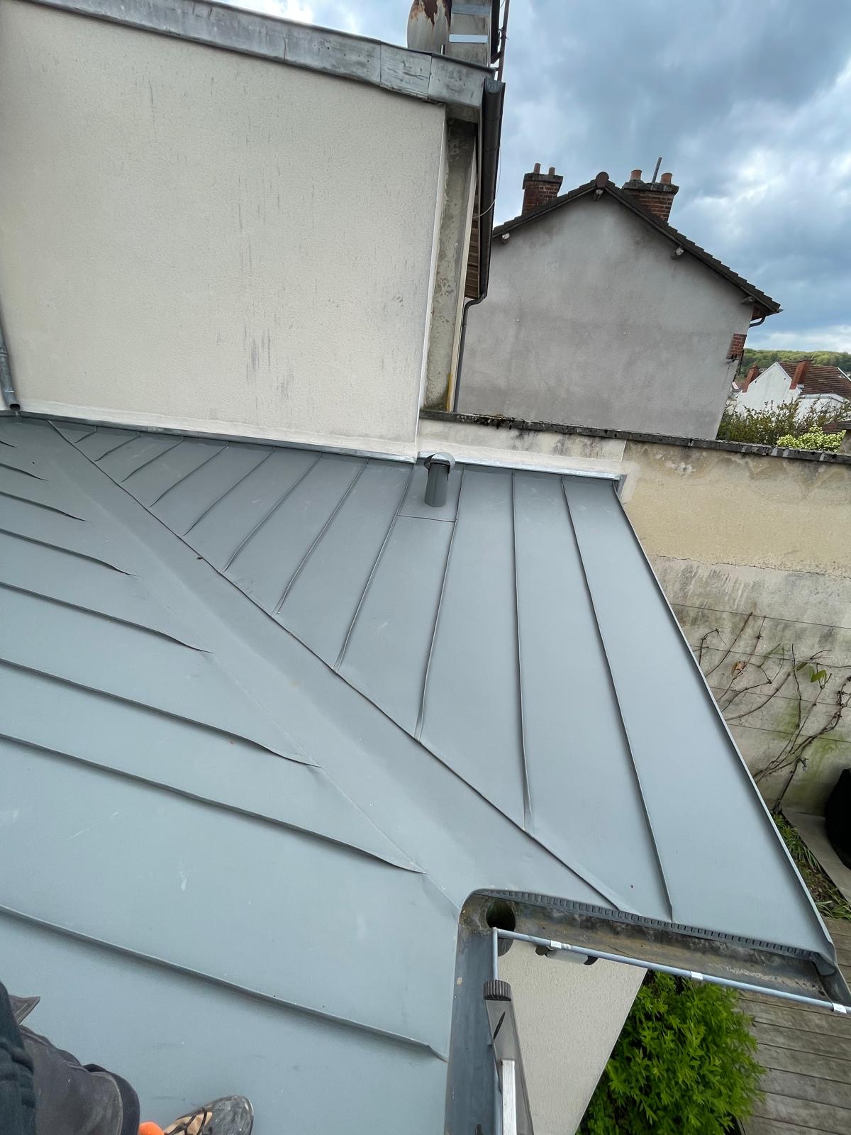 Toiture faible pente réalisée en aluminium PREFA - couleur gris souris